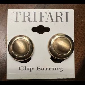 VINTAGE Trifari Gold Toned Clip On Earrings‎
